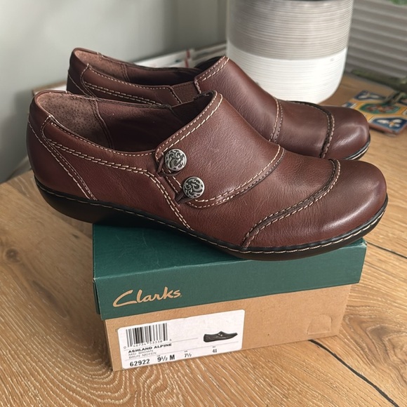 Clarks Dark Brown Leather Clogs with Button Detail - Picture 5 of 11
